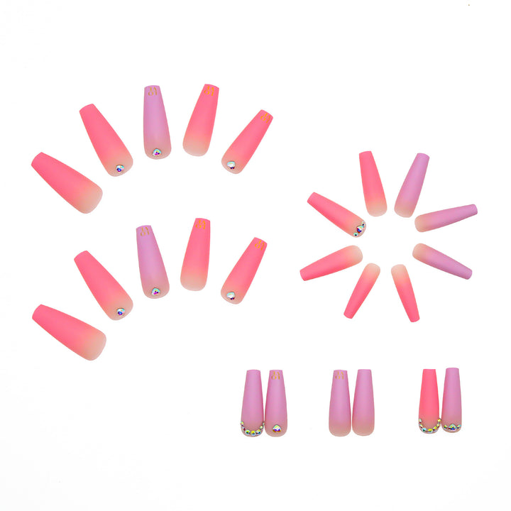 Nail set with enchanting heart details Bowlift