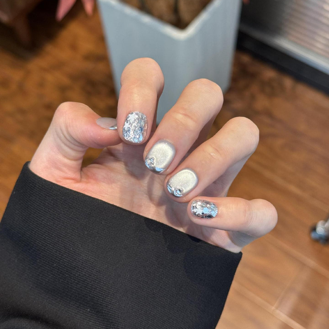 Glamorous artificial nails with radiant metallic finish Bowlift