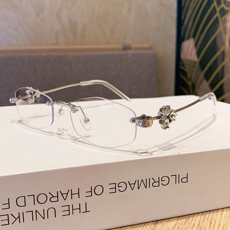 Fashionable sunglasses with luxurious golden accents Bowlift