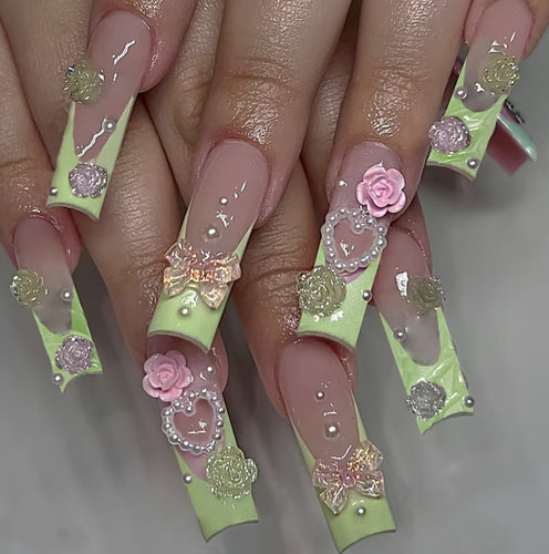Artful artificial nails with floral and decorative accents Bowlift