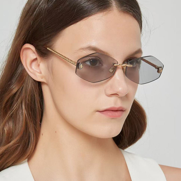 Women's geometric sunglasses in modern design with elegant metal frame Bowlift