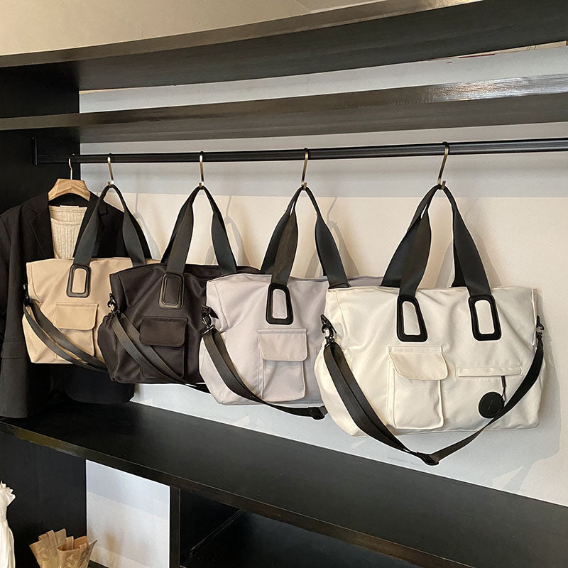 Multifunctional leisure bag with sturdy carrying handles and many compartments Bowlift