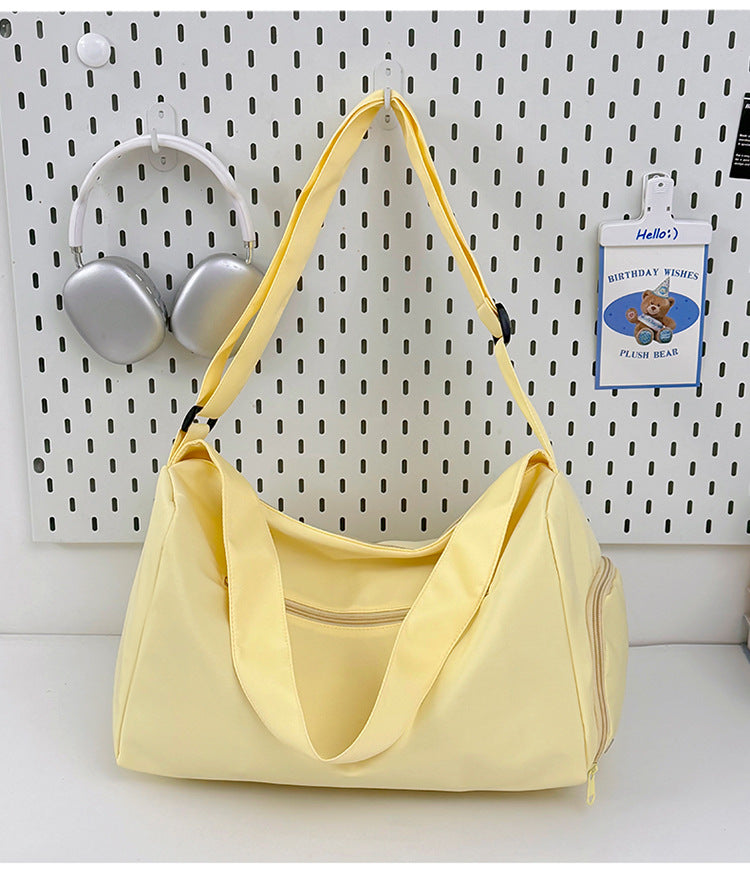 Sporty shoulder bag with spacious interior and sturdy carrying strap Bowlift