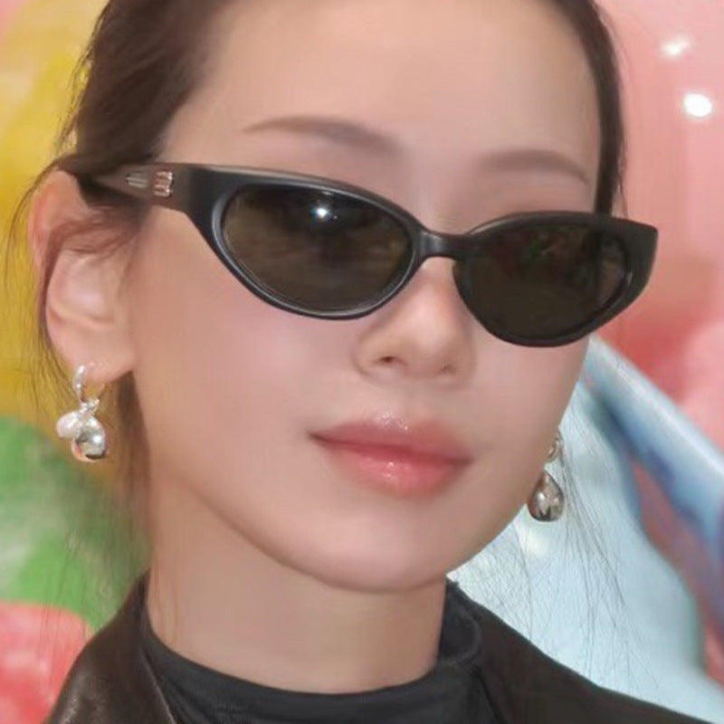 Ladies extravagant sunglasses with curved design Bowlift