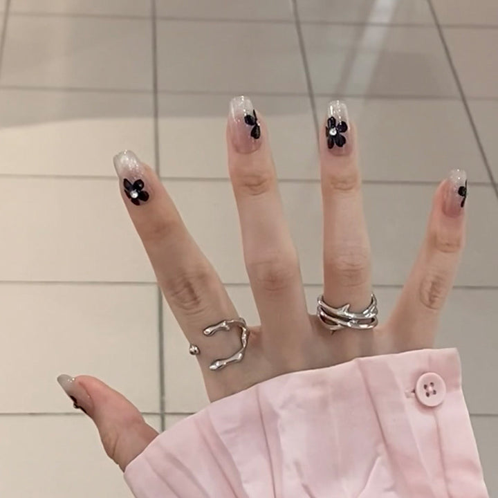 Artificial nail set with elegant flower design and glamorous accents Bowlift