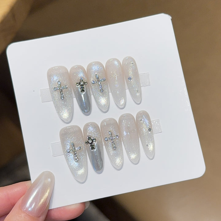 Glamorous artificial nails with sparkling accents Bowlift