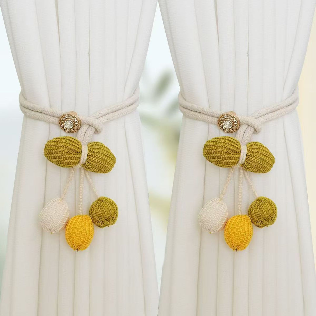 Decorative curtain tieback Bowlift