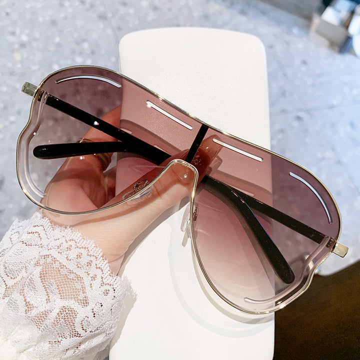 Women's sunglasses in modern shield design Bowlift
