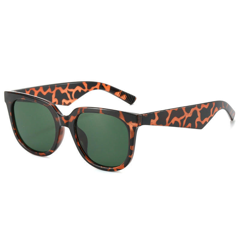 Women stylish sunglasses in modern, geometric design Bowlift