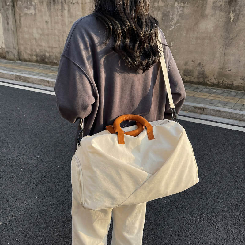 Stylish travel bag with ergonomic design Bowlift