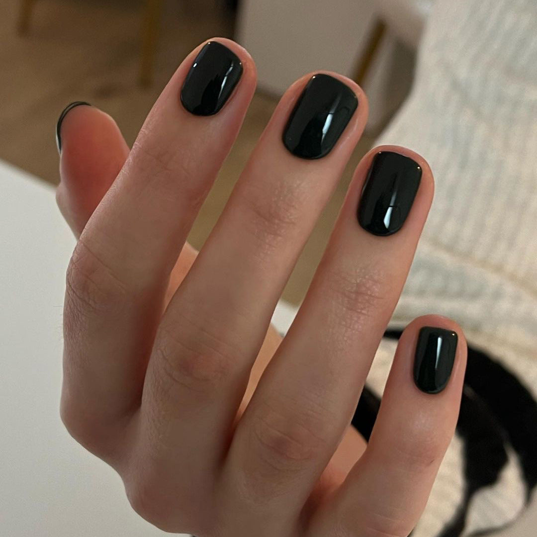 Glamorous nail art with high-gloss finish Bowlift