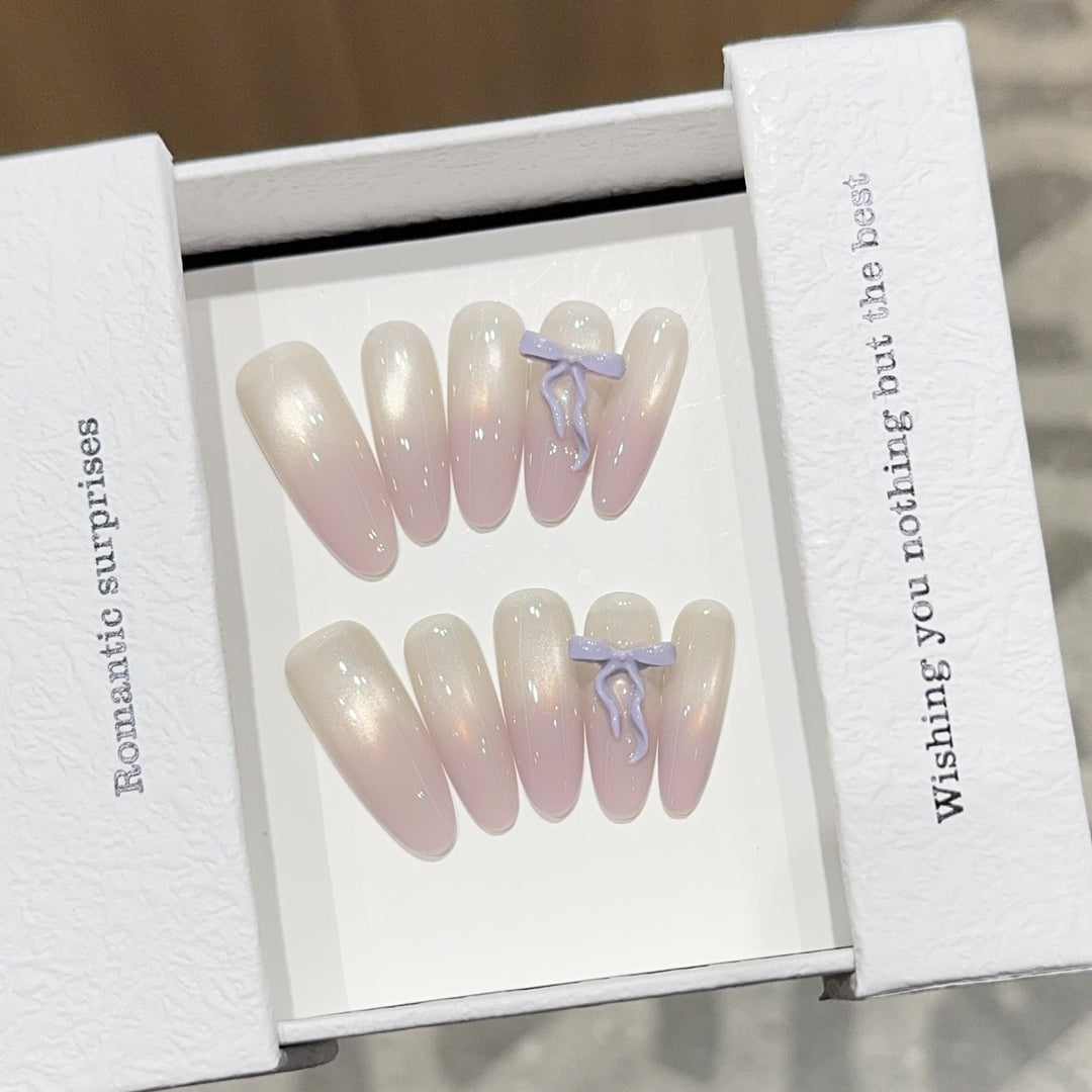 Artificial nails with romantic design and shimmering accents Bowlift
