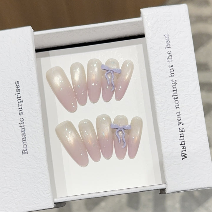 Artificial nails with romantic design and shimmering accents Bowlift