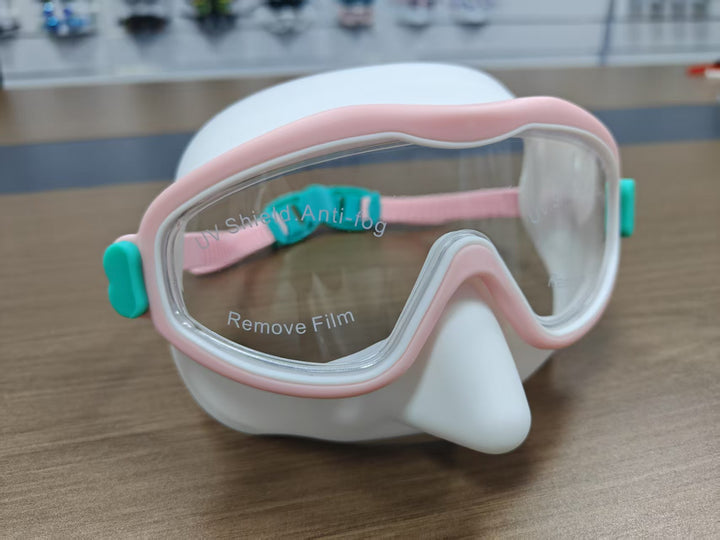Swimming mask with adjustable comfort and clear field of vision Bowlift