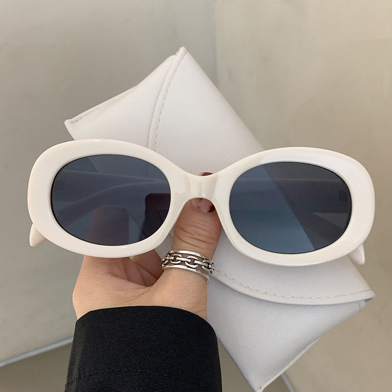 Ladies fashionable sunglasses in elegant oval design with sturdy frame Bowlift