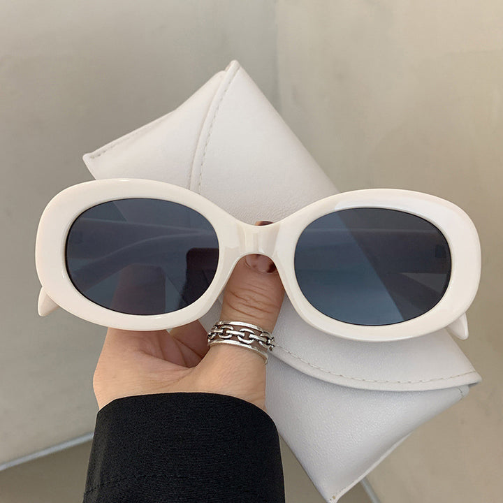 Ladies fashionable sunglasses in elegant oval design with sturdy frame Bowlift