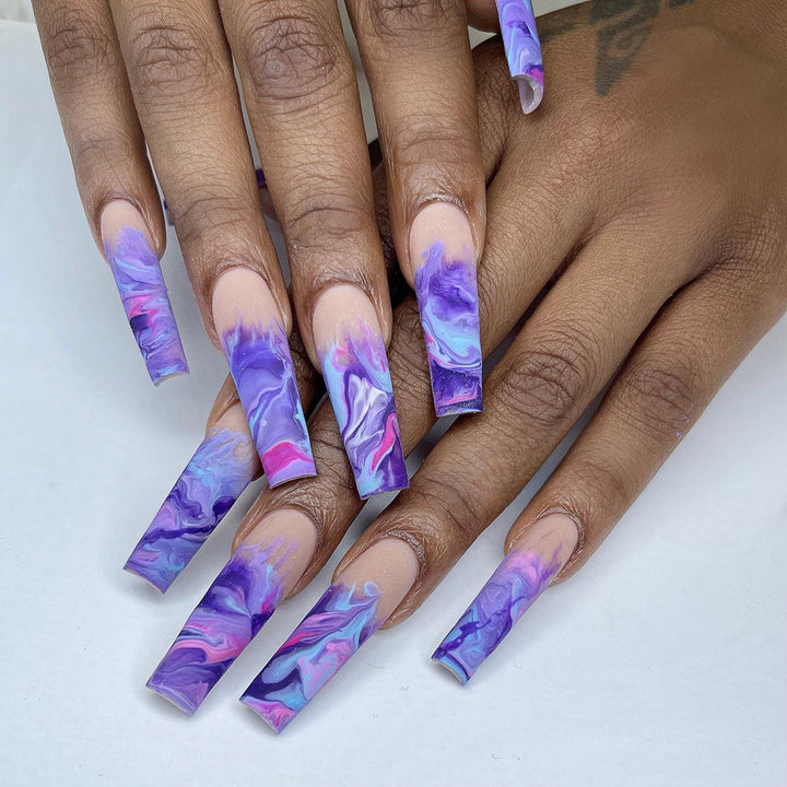 Artificial nails in modern marble design Bowlift