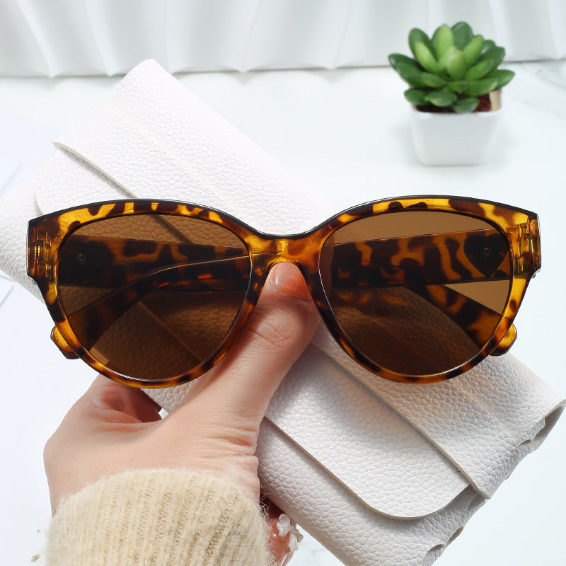 Women's Cat-Eye Sunglasses with Luxurious Leopard Print and Charming Details Bowlift