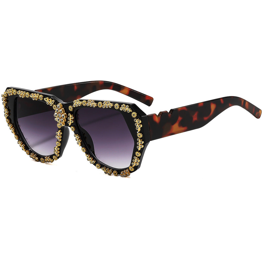 Women's fashionable sunglasses with opulent crystal frame Bowlift