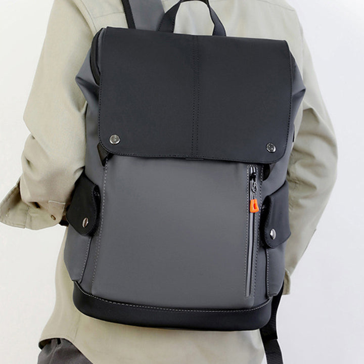 More elegant and functional backpack with optimal storage utilization Bowlift