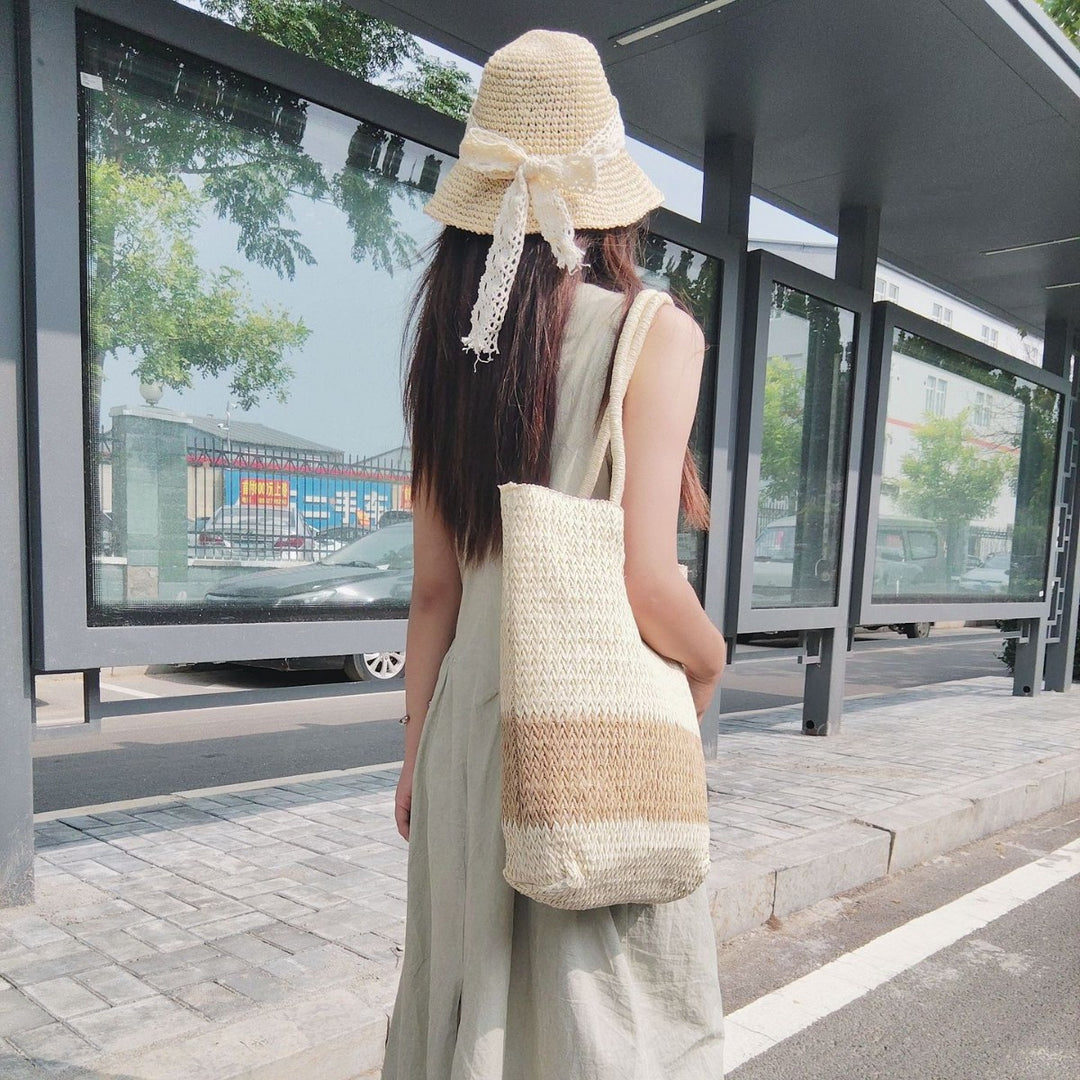 More elegant and stylish straw hat with lace band Bowlift