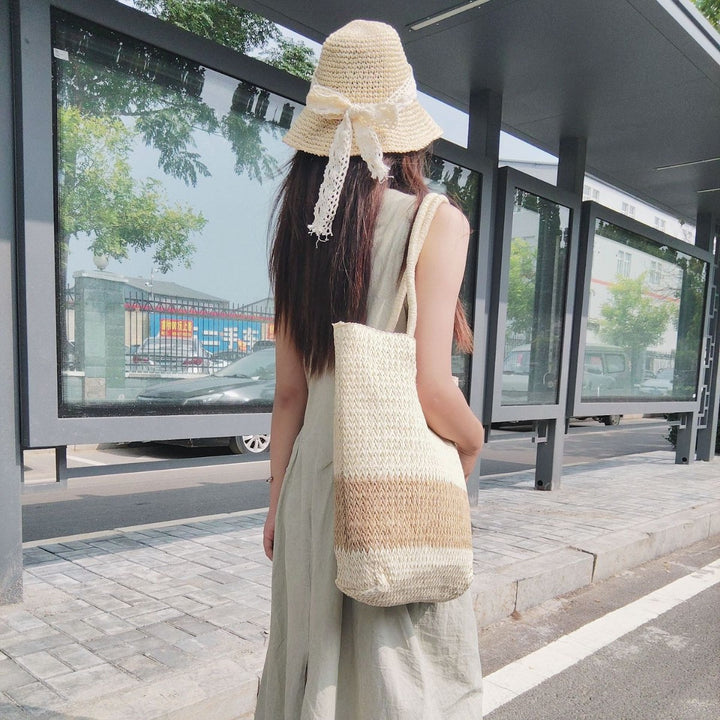 More elegant and stylish straw hat with lace band Bowlift