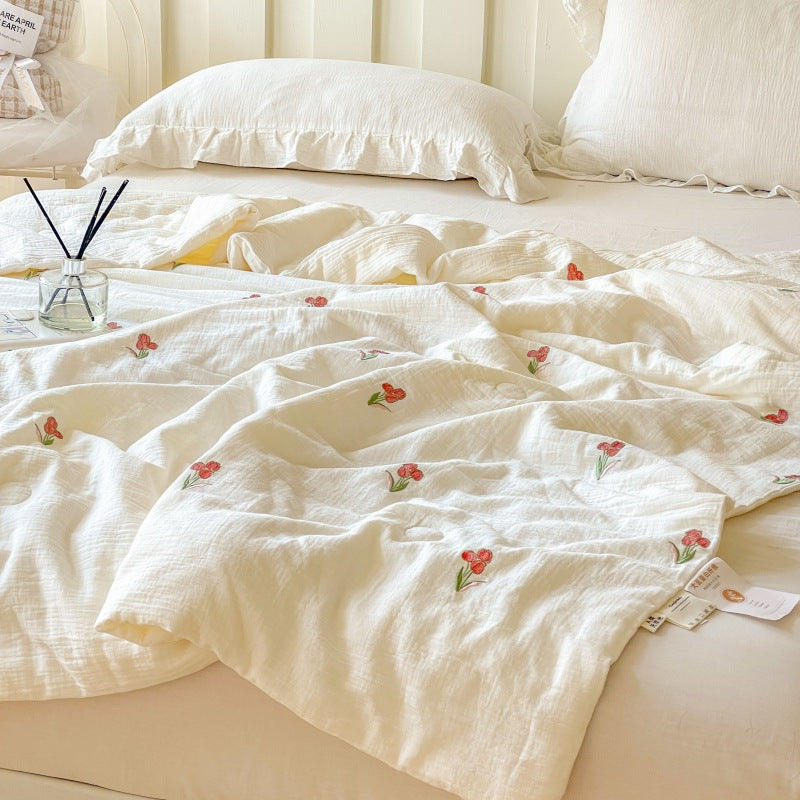 Women lightweight and breathable quilt with delicate floral patterns Bowlift