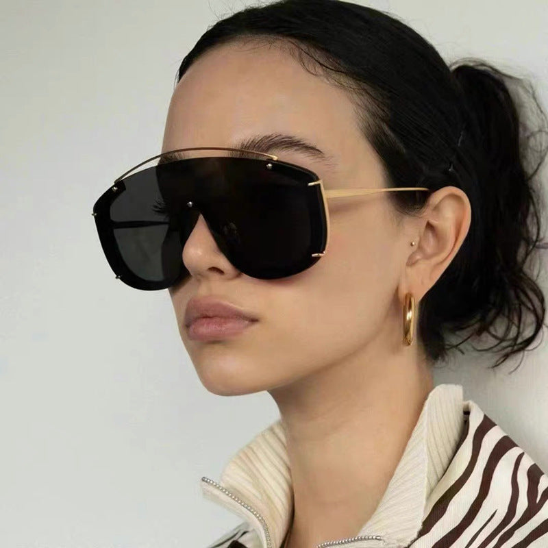 Women's masculine sunglasses with fashionable gradients and golden details Bowlift