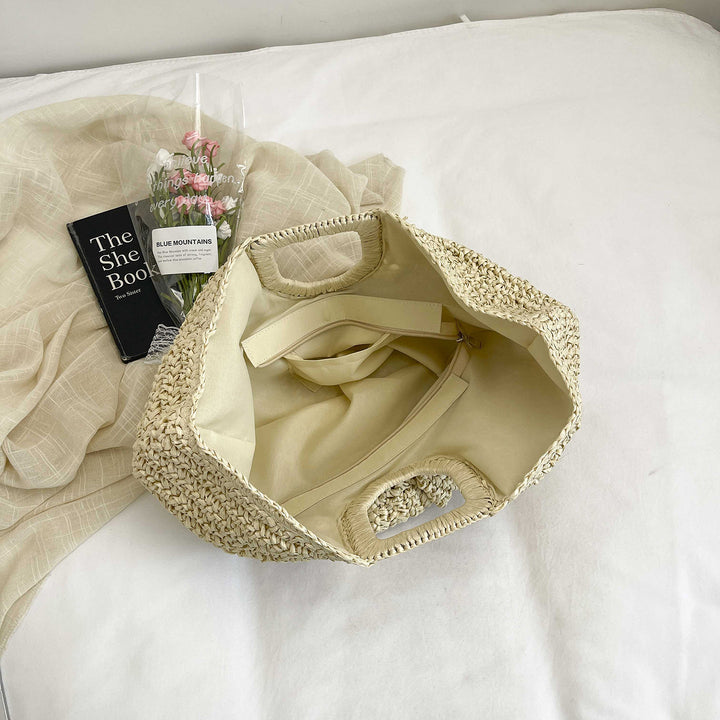 Handcrafted straw bag with elegant pleats Bowlift