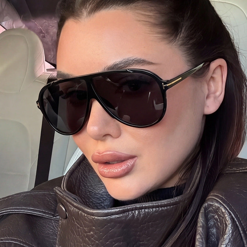 Women's large sunglasses with modern design and protective lenses Bowlift
