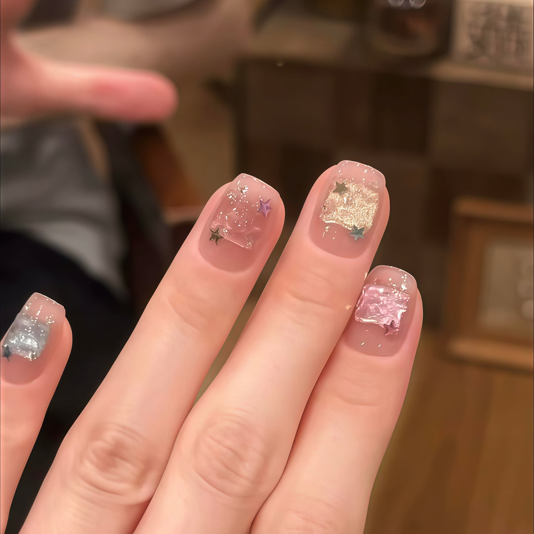 Artificial Nails in Innovative Glitter Design Bowlift