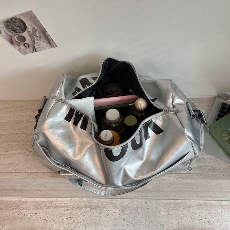 Sporty travel bag with water-repellent outer material and extensive interior organization Bowlift
