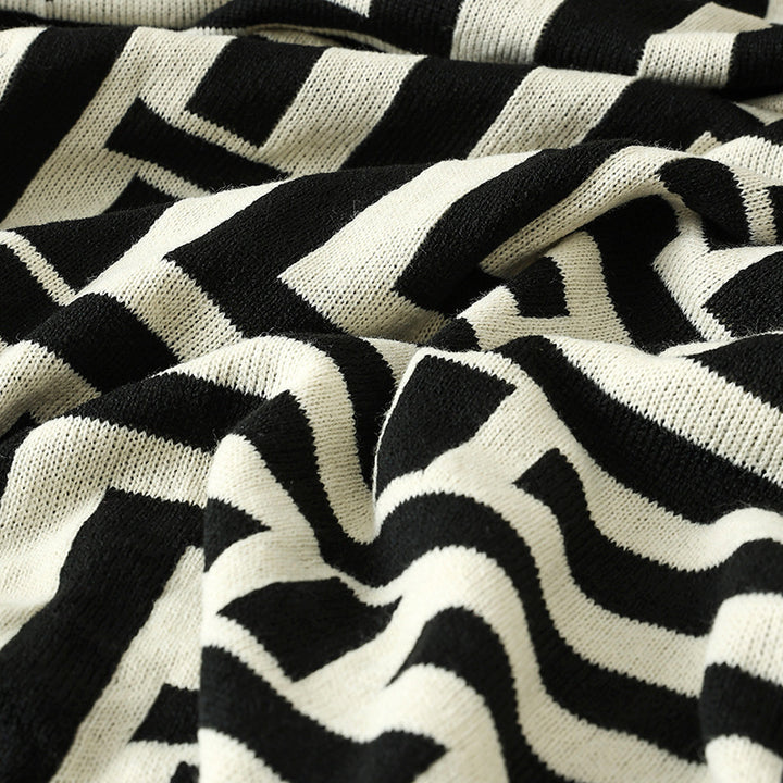 Women's decorative comfort blanket in modern geometric design Bowlift