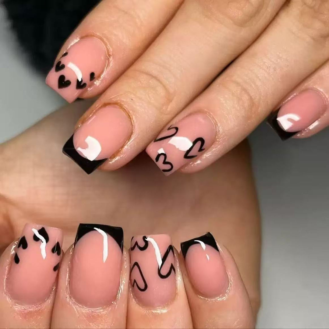Artificial nail set with creative heart and black-and-white design Bowlift