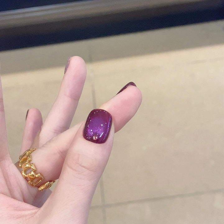 Artificial nails with unique glitter accents Bowlift