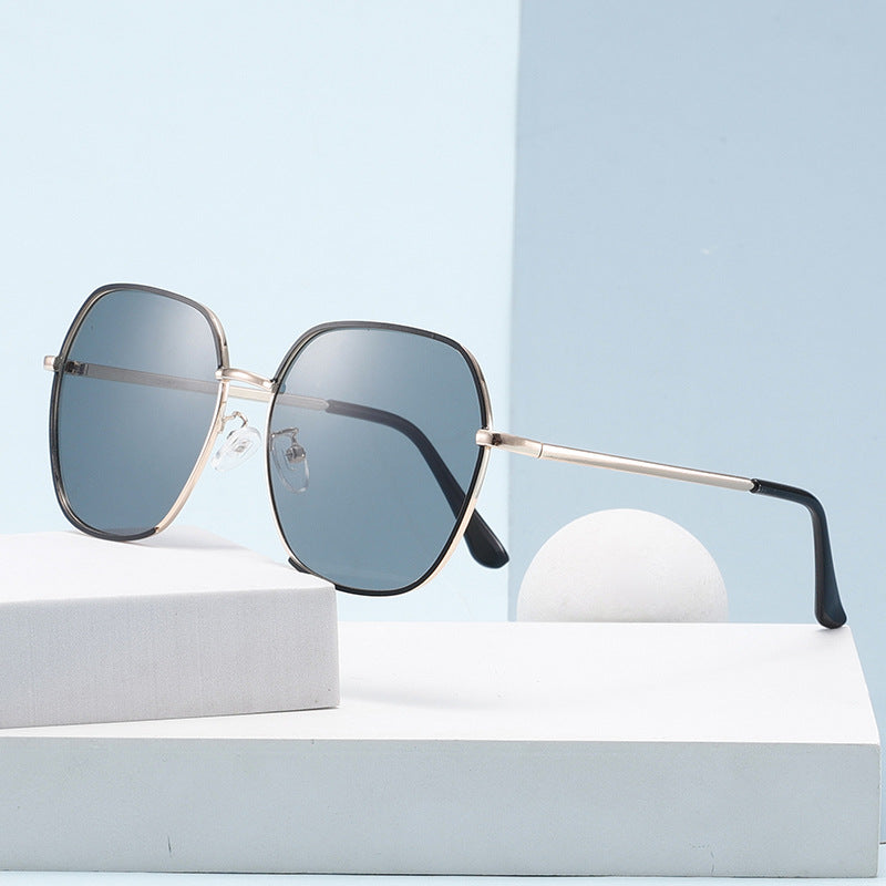 Women Elegant oversized Sunglasses with high-quality metal frame and UV protection Bowlift