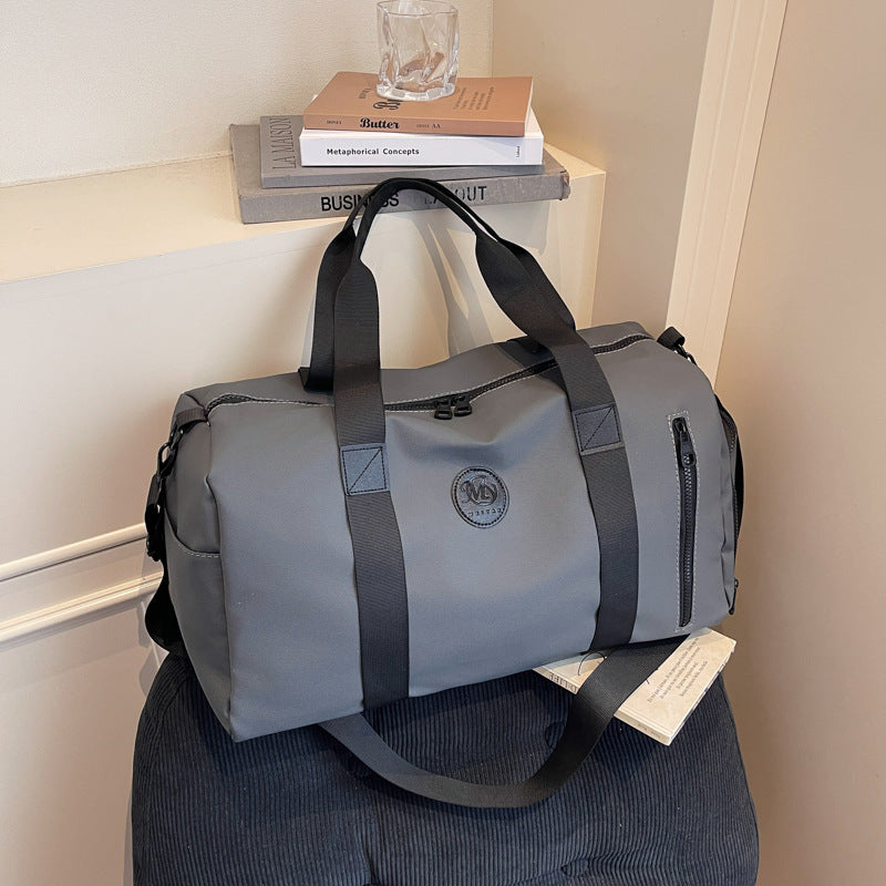 Sporty travel bag with reinforced zipper and side pocket Bowlift
