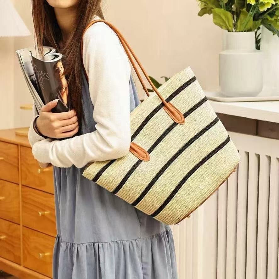 Sleek beach bag with matching sun hat Bowlift