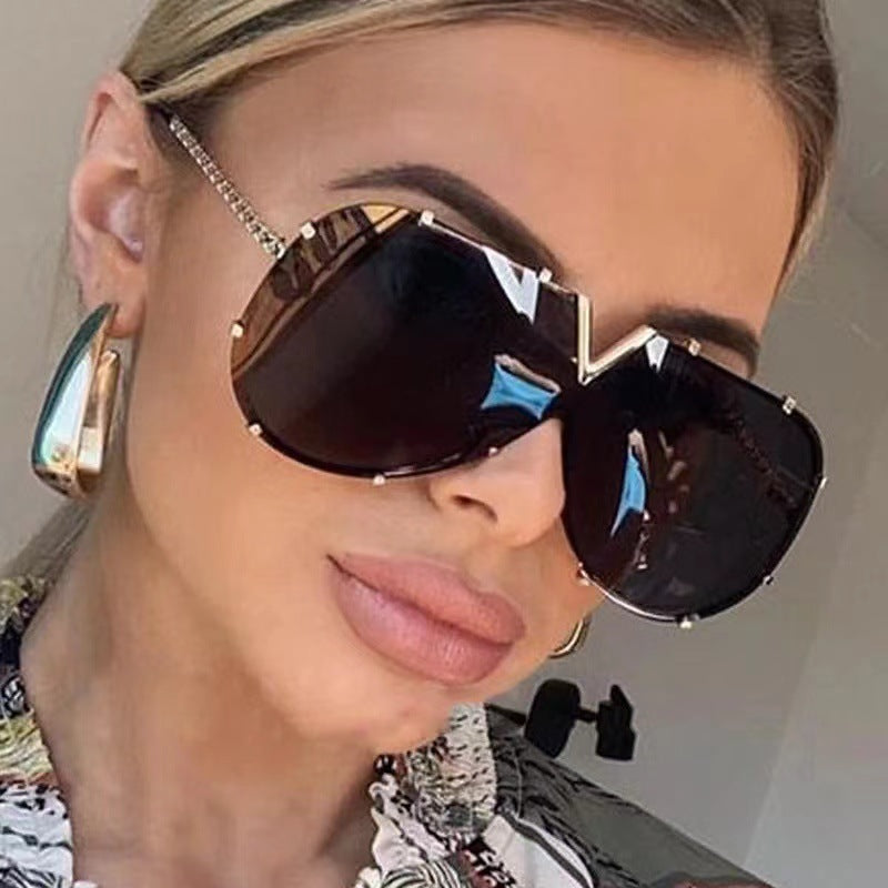 Women oversized goggles in futuristic design Bowlift