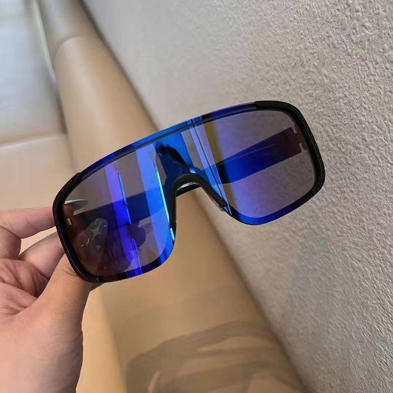 Sporty Wrap-Around Sunglasses Bowlift