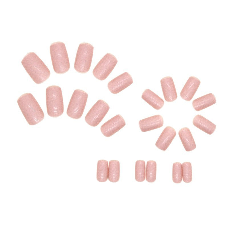 Artificial nails in elegant, natural style Bowlift