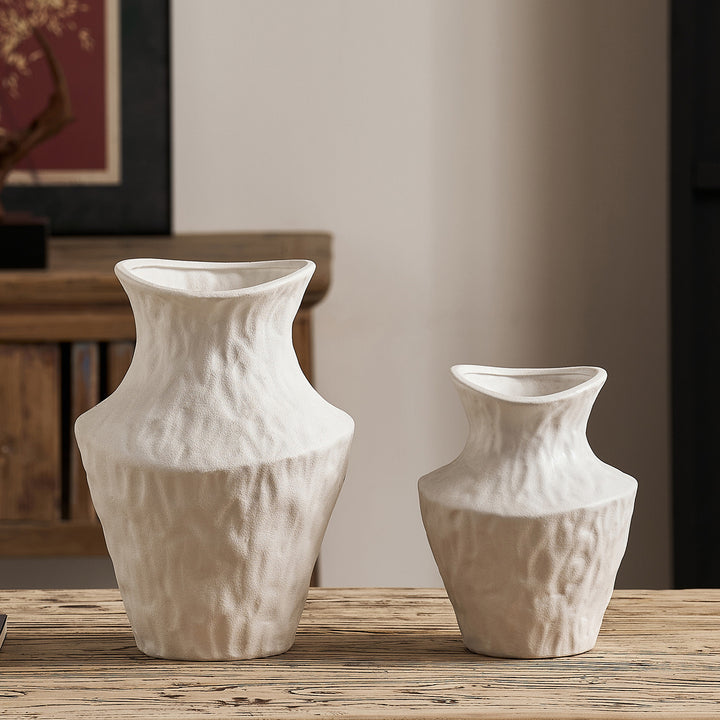 Curved ceramic vase Bowlift