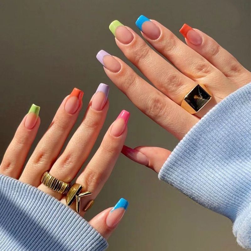 Stylish Press-On Nail Set with Shimmering Finish Bowlift