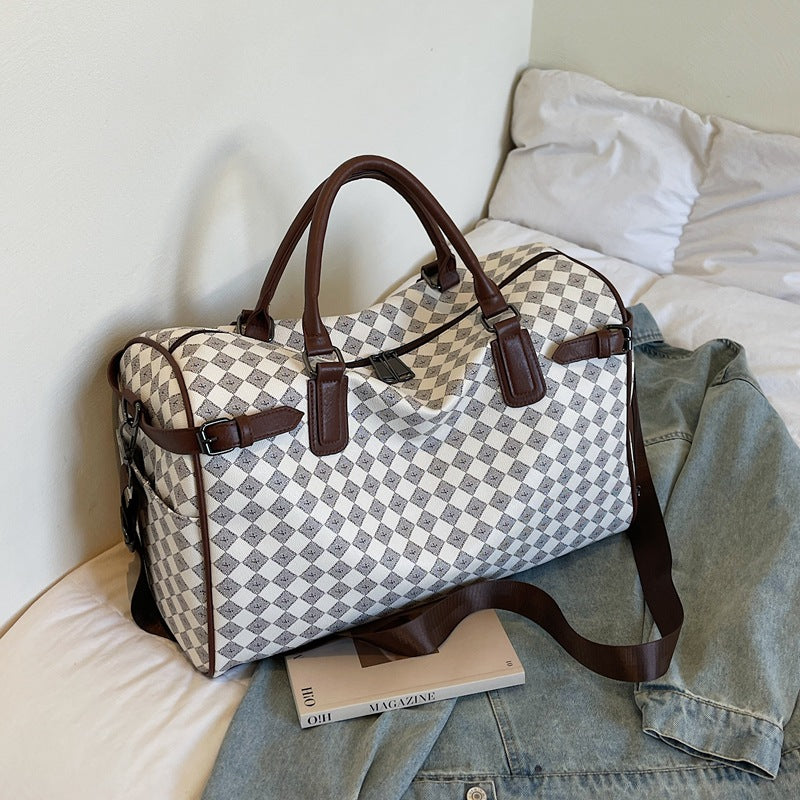 Sporty travel bag with multiple compartments and reinforced carrying handles Bowlift