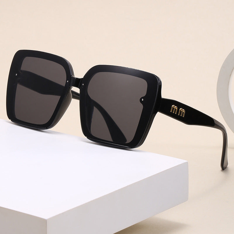 Women fashionable square sunglasses with comfortable design Bowlift