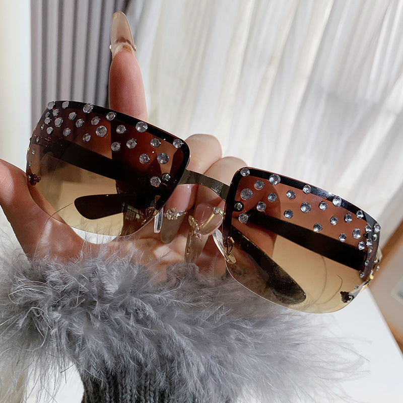 Women's Glamorous Sunglasses with Glitter Accents Bowlift