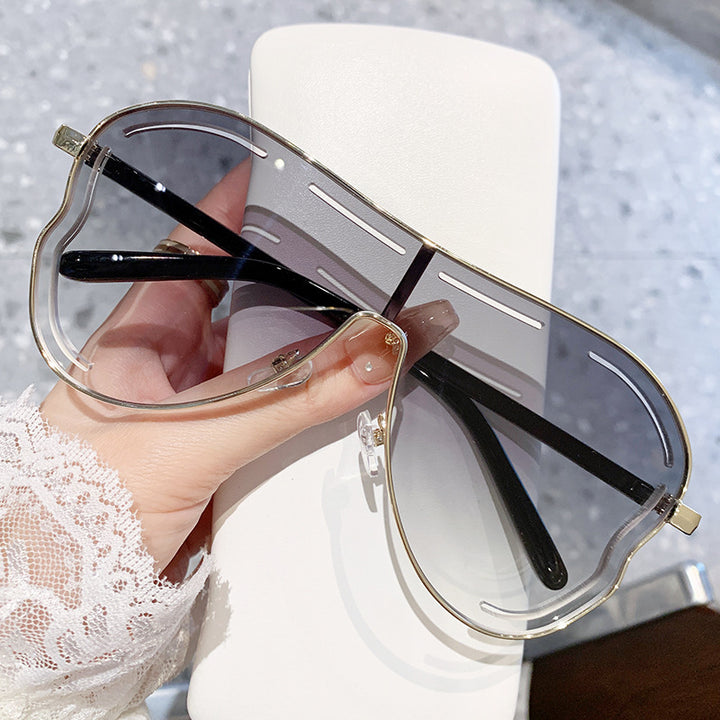 Women’s Sporty Oversized Sunglasses in Unique Design Bowlift