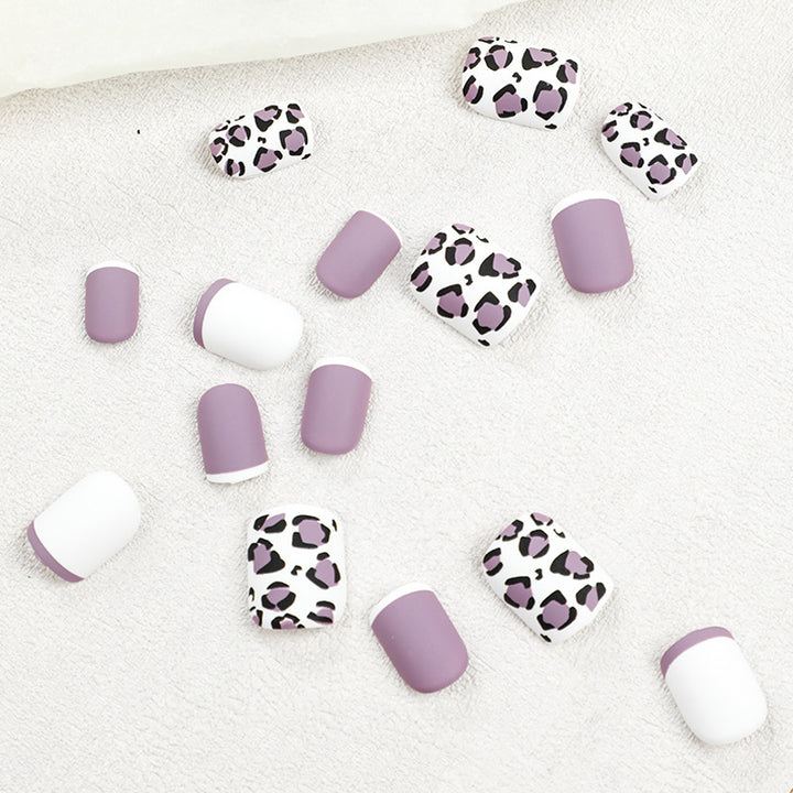Glamorous nail art with elegant leopard patterns and gradient Bowlift