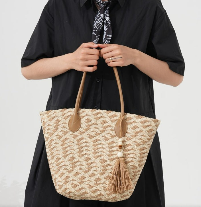 Bast tote bag with stylish zigzag pattern and leather handles Bowlift