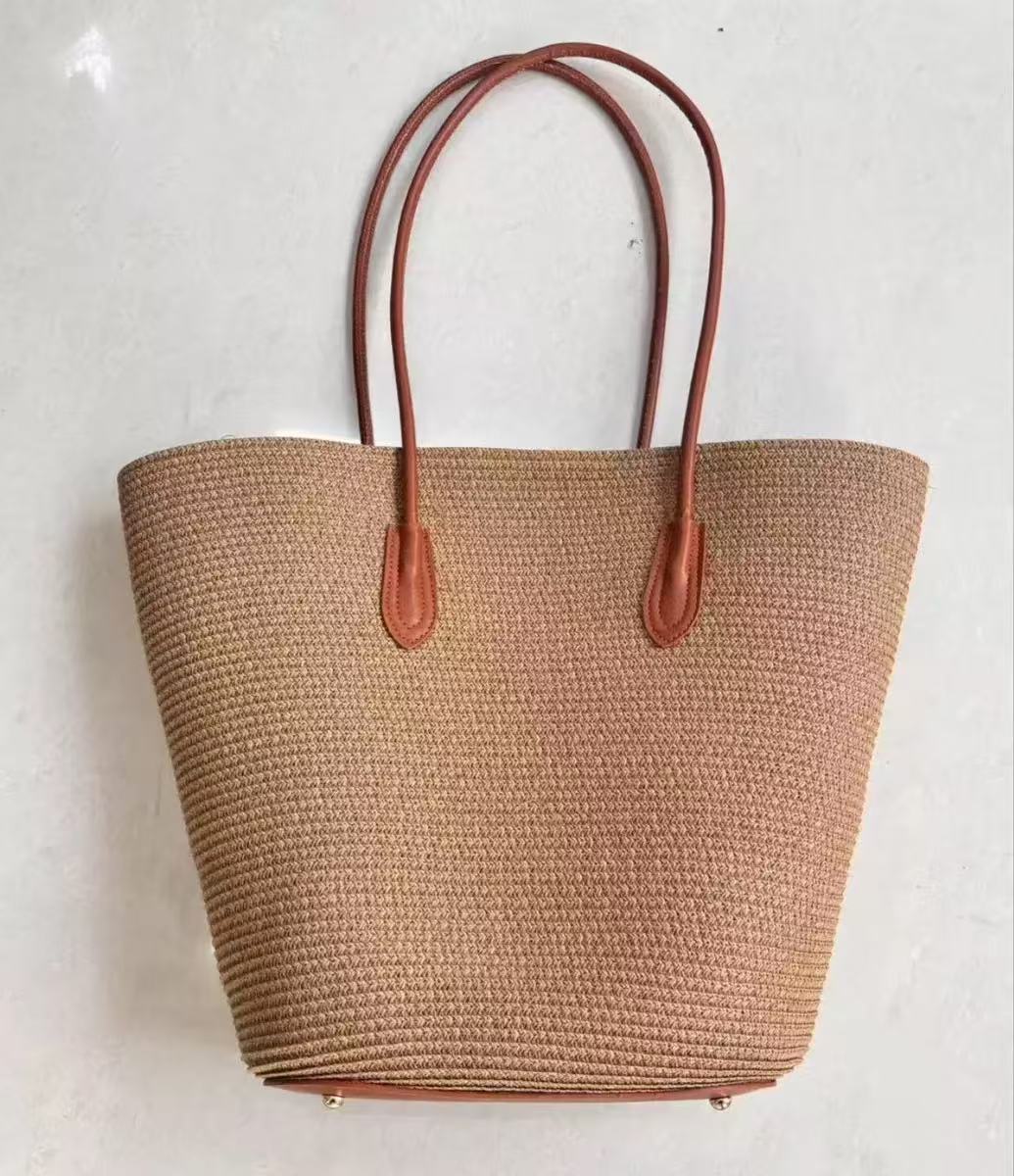 Sleek beach bag with matching sun hat Bowlift